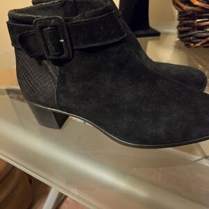 Munro Black Suede Women's Ankle Boots with Buckle Strap 9.5W Excellent